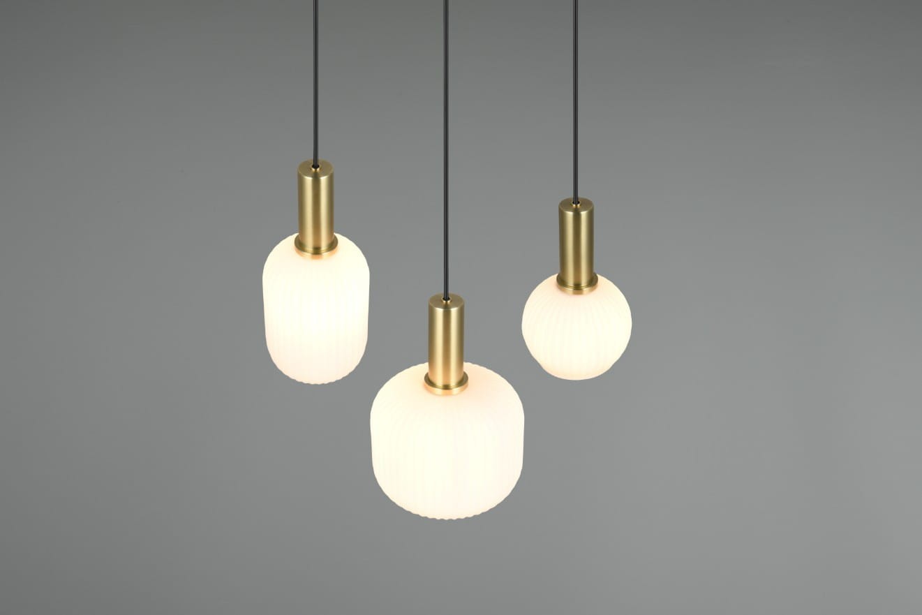 Lampa wisząca Diva z trzema źródłami światła E27. Szklane klosze w odcieniach białym i złotym, o zaokrąglonym kształcie, zawieszone na czarnych przewodach. Widoczny elegancki detal w postaci złotych mocowań. Idealna do nowoczesnych wnętrz.