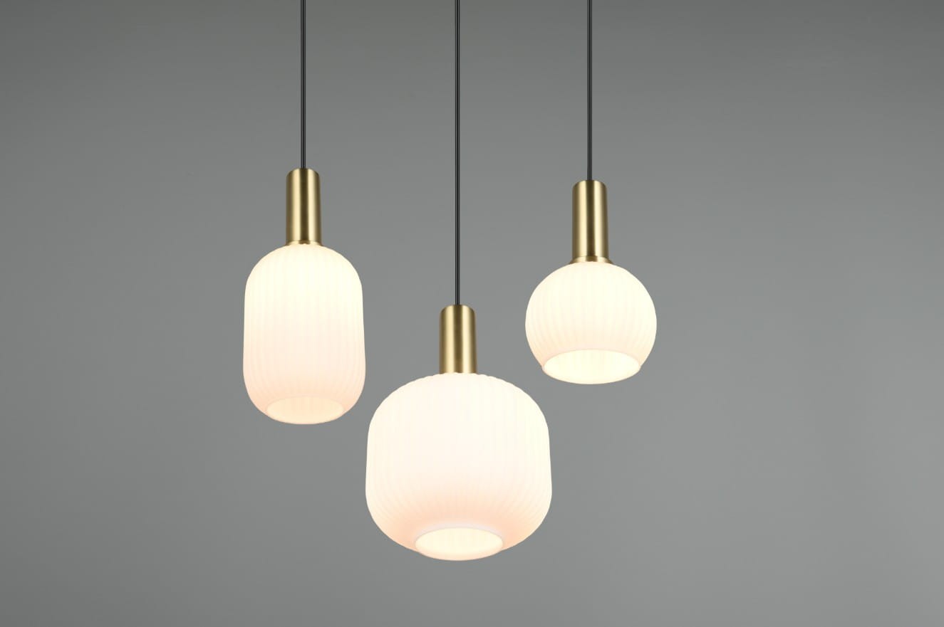 Lampa wisząca Diva 3xE27 w kolorze czarnym i białym, z trzema szklanymi kloszami o różnym kształcie (okrągły, cylindryczny, owalny) i złotymi podstawami. Zawieszona na czarnych linkach, idealna do nowoczesnych wnętrz.