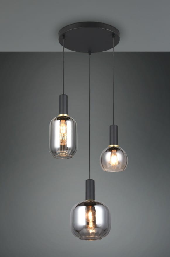 Lampa wisząca Diva 3xE27 w kolorze czarnym i chromowanym, składająca się z trzech szklanych kloszy o różnych kształtach, zawieszona na cienkich przewodach, montowana do sufitu. Design minimalistyczny, idealna do nowoczesnych wnętrz.