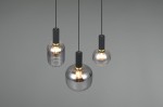 Lampa wisząca Diva w kolorze czarnym i chromowym, z trzema szklanymi kloszami w różnych kształtach. Klosze zawieszone na czarnych linkach, z metalowymi detalami w kolorze złotym. Oświetlenie przeznaczone na trzy żarówki E27.