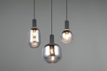Lampa wisząca Diva w kolorze czarnym i chromowanym, z trzema kloszami w różnych kształtach, wykonanymi ze przejrzystego szkła. Zawieszona na czarnych przewodach, idealna do nowoczesnych wnętrz.