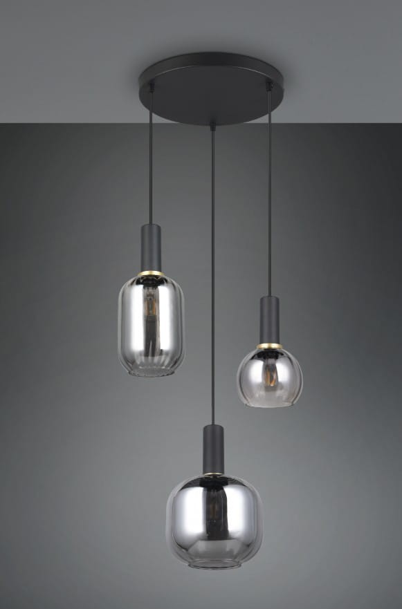 Lampa wisząca Diva z trzema kloszami E27 w kolorze czarnym i chromowanym. Klosze w różnych kształtach, zawieszone na cienkich linkach, montowane do okrągłej podstawy sufitowej. Tło w odcieniach szarości.
