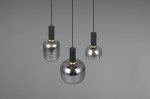 Lampa wisząca Diva z trzema kloszami w kolorze czarnym i chromowanym, z metalowymi uchwytami. Klosze mają różne kształty: cylindryczny, owalny i kulisty. Całość zawieszona na cienkich, czarnych przewodach, na jednolitym, szarym tle.