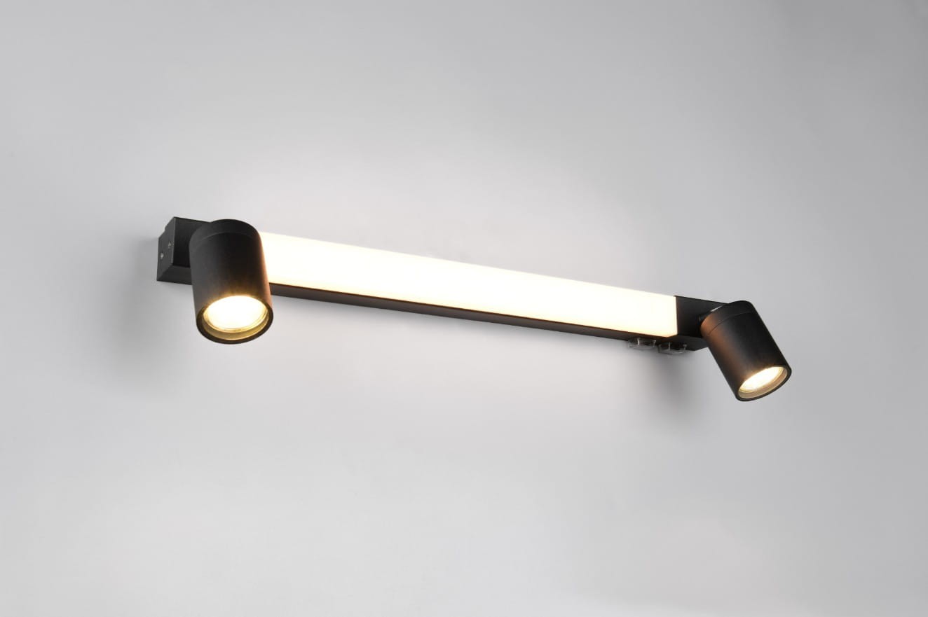 Kinkiet Enrico w kolorze czarnym z jedną diodą LED (6,5W) oraz dwoma gwintami GU10. Produkt montowany na ścianie, z prostokątnym, białym kloszem i dwoma ruchomymi reflektorami, skierowanymi w różne strony. Ochrona IP44.