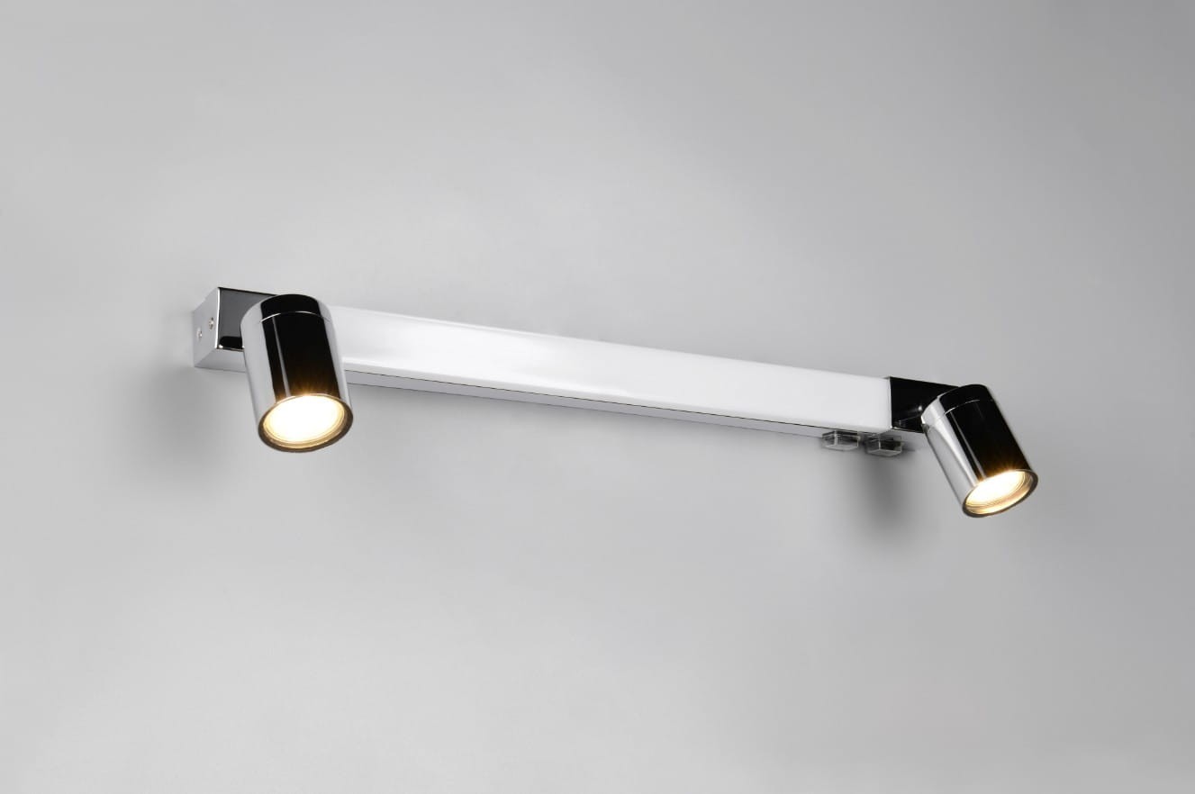 Kinkiet Enrico w kolorze chromu z jedną diodą LED (6,5W) i dwoma miejscami na żarówki GU10. Wyposażony w prostokątną, białą obudowę i dwa ruchome reflektory. Ochrona IP44, montowany na ścianie.