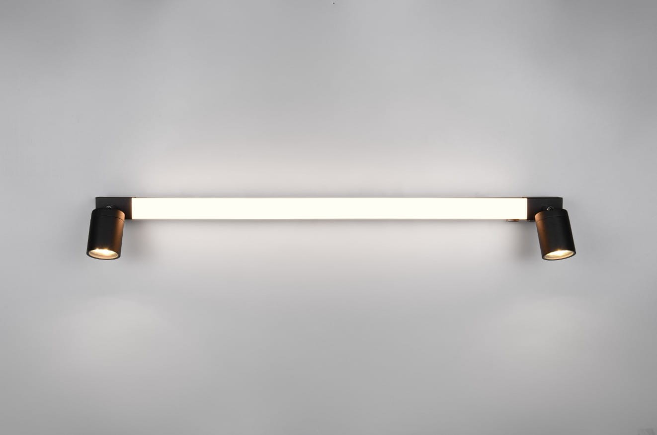 Kinkiet Enrico w kolorze czarnym z prostokątną, białą lampą LED oraz dwoma ruchomymi reflektorami GU10. Zainstalowany na ścianie, posiada stopień ochrony IP44, idealny do łazienek i przestrzeni z wysoką wilgotnością.