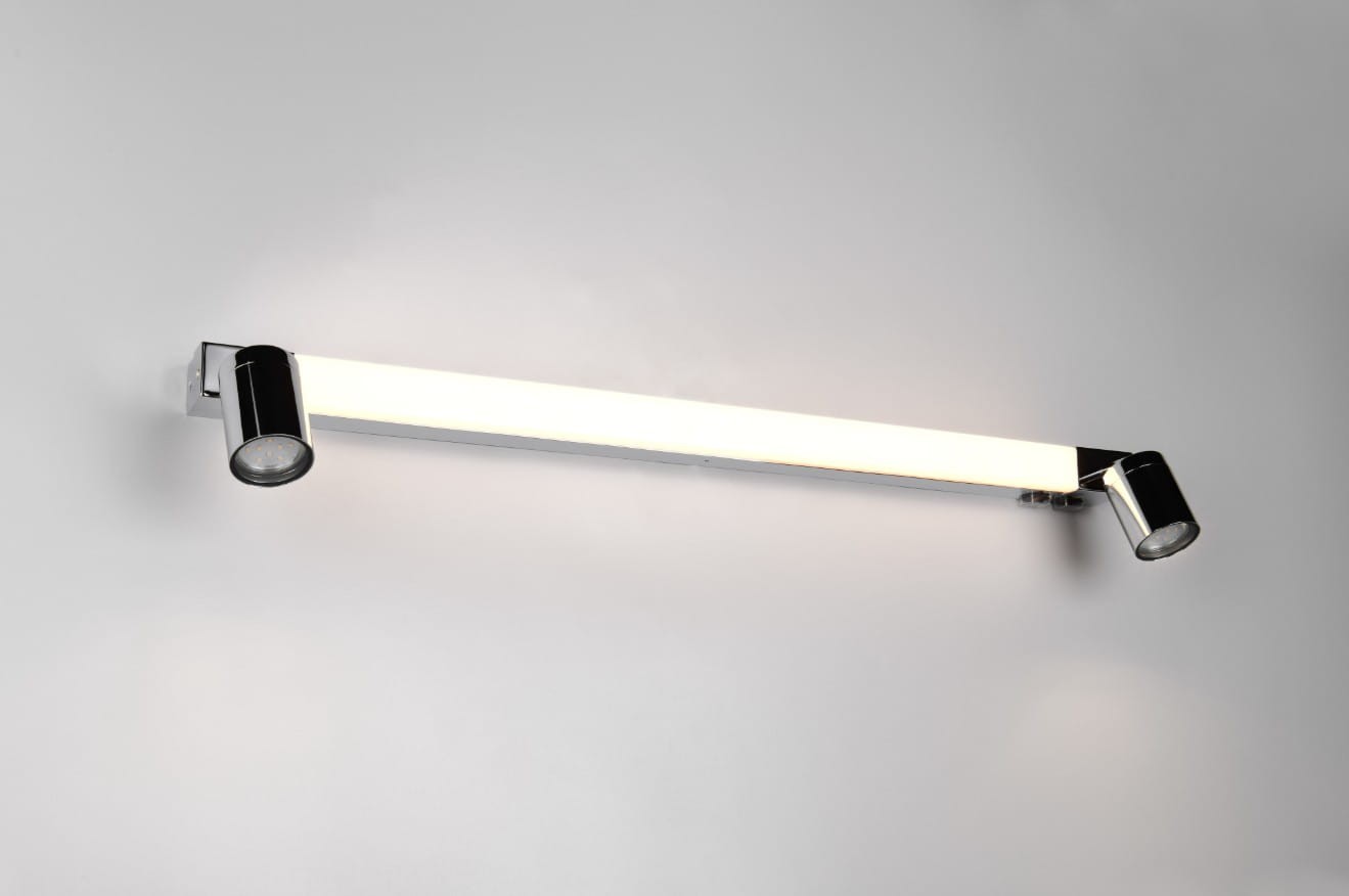 Lampa ścienna Enrico w kolorze chromu, z jednym źródłem światła LED 9W oraz dwoma reflektorami GU10. Prosty, prostokątny kształt z białym, podświetlanym panelem. IP44, przeznaczona do użytku w łazience lub na zewnątrz.