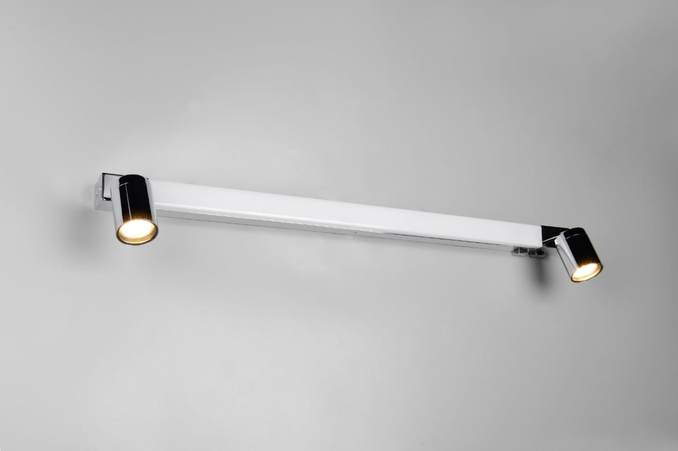 Kinkiet Enrico w kolorze chromu z jedną diodą LED 9W i dwoma gwintami GU10. Oświetlenie montowane na ścianie, z prostokątną białą podstawą i ruchomymi reflektorami. Wodoodporny IP44, idealny do łazienek lub wnętrz o podwyższonej wilgotności.
