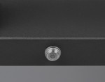 Czarny kinkiet Fabrizio z jednym źródłem światła LED o mocy 9W, z widocznym metalowym mocowaniem. Produkt ma prostą, minimalistyczną formę i jest dostosowany do użytku zewnętrznego dzięki klasie IP44.