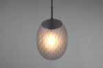Lampa wisząca Facette z kloszem w kształcie owalu, w kolorze czarnym i przydymionym, wykonana z materiału o teksturze przypominającej plaster miodu. Zawieszona na cienkim, czarnym przewodzie, widoczna żarówka E27.