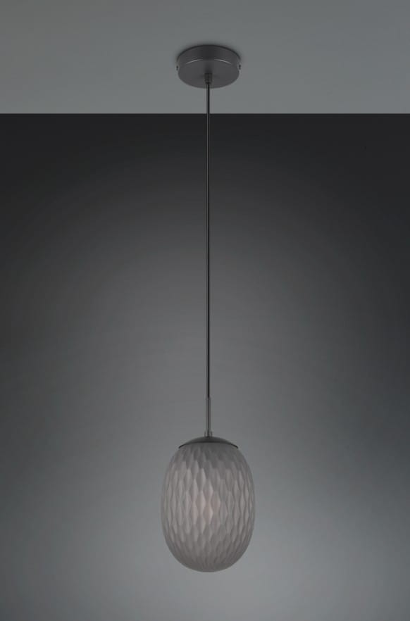 Lampa wisząca Facette z kloszem w kształcie owalnym, wykonanym z przydymionego szkła w kolorze czarnym. Zawieszona na cienkim, metalowym przewodzie, montowana do sufitu. Klosz zdobiony jest geometrycznym wzorem.