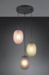 Lampa wisząca Facette z trzema kloszami w kolorach: różowym, żółtym i szarym, zawieszona na cienkich linkach z czarnym stelażem. Klosze mają teksturowaną powierzchnię, emitując ciepłe światło. Wymiary i szczegóły montażu niewidoczne.