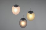 Lampa wisząca Facette z trzema kloszami w kształcie jajka, wykonana z materiału o fakturze plastra miodu. Klosze w kolorach białym, szarym i żółtym zawieszone na czarnych kablach, prezentują się na szarym tle.