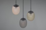 Lampa wisząca Facette z trzema kloszami w kolorze czarnym i multikolorowym, wykonana z materiału o fakturze przypominającej diament. Klosze mają owalny kształt i są zawieszone na cienkich linkach, wiszących w równych odstępach.