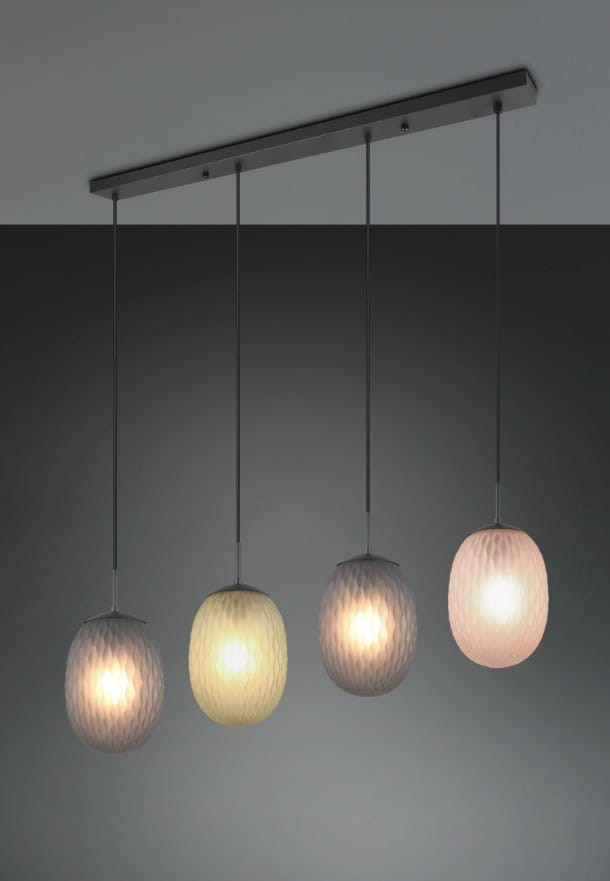 Lampa wisząca Facette z czterema kloszami w odcieniach białym, żółtym, szarym i różowym, zawieszona na prostokątnej, czarnej podstawie. Klosze mają teksturowaną powierzchnię i emitują ciepłe światło. Ujęcie frontalne, na jednolitym tle.