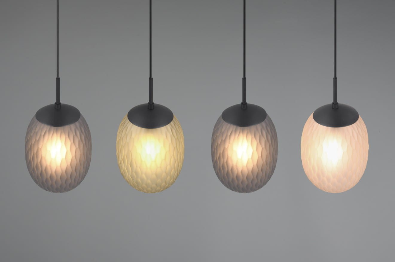 Lampa wisząca Facette 4xE27 w kolorze czarnym z multikolorowymi kloszami o fakturze plastra miodu. Klosze w różnych odcieniach wisi na cienkim, czarnym przewodzie, tworząc nowoczesny efekt świetlny.