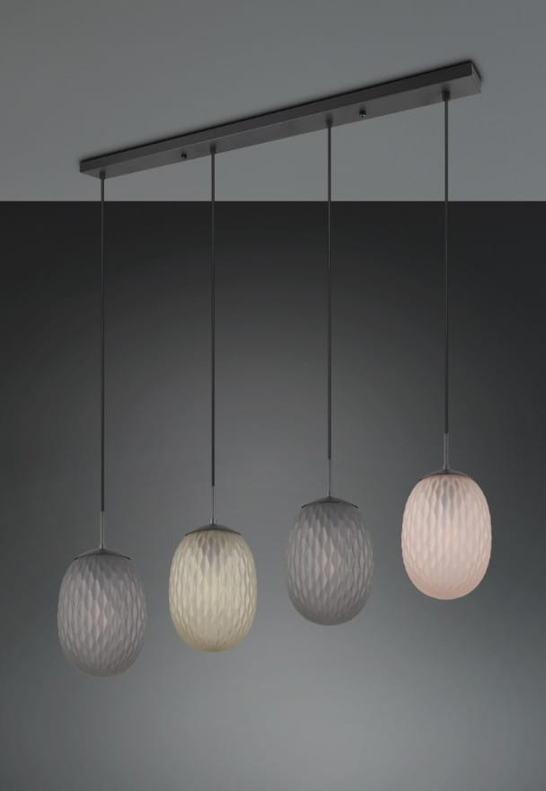 Lampa wisząca Facette z czterema kloszami w odcieniach szarości, beżu i różu, zawieszona na czarnym stelażu. Klosze mają teksturowaną, owalną formę, a całość prezentuje się nowocześnie na ciemnym tle.