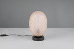 Lampa stołowa Facette 1xE27 w kolorze czarnym z bursztynowym kloszem o fakturze plastra miodu, umieszczona na okrągłej podstawie. Ujęcie frontalne, widoczny przewód zasilający. Tło szare, proste.