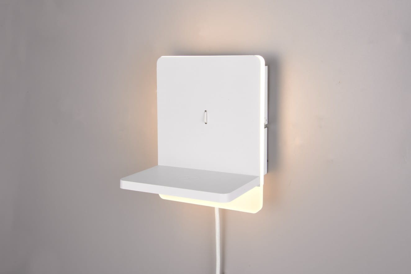 Biały kinkiet Fairfield z portem USB-C, 1xLED/9W. Prosty, prostokątny kształt z płaską półką. Oświetlenie LED umieszczone poniżej. Zamontowany na ścianie, z przewodem wychodzącym z boku. Tło w jednolitym kolorze.