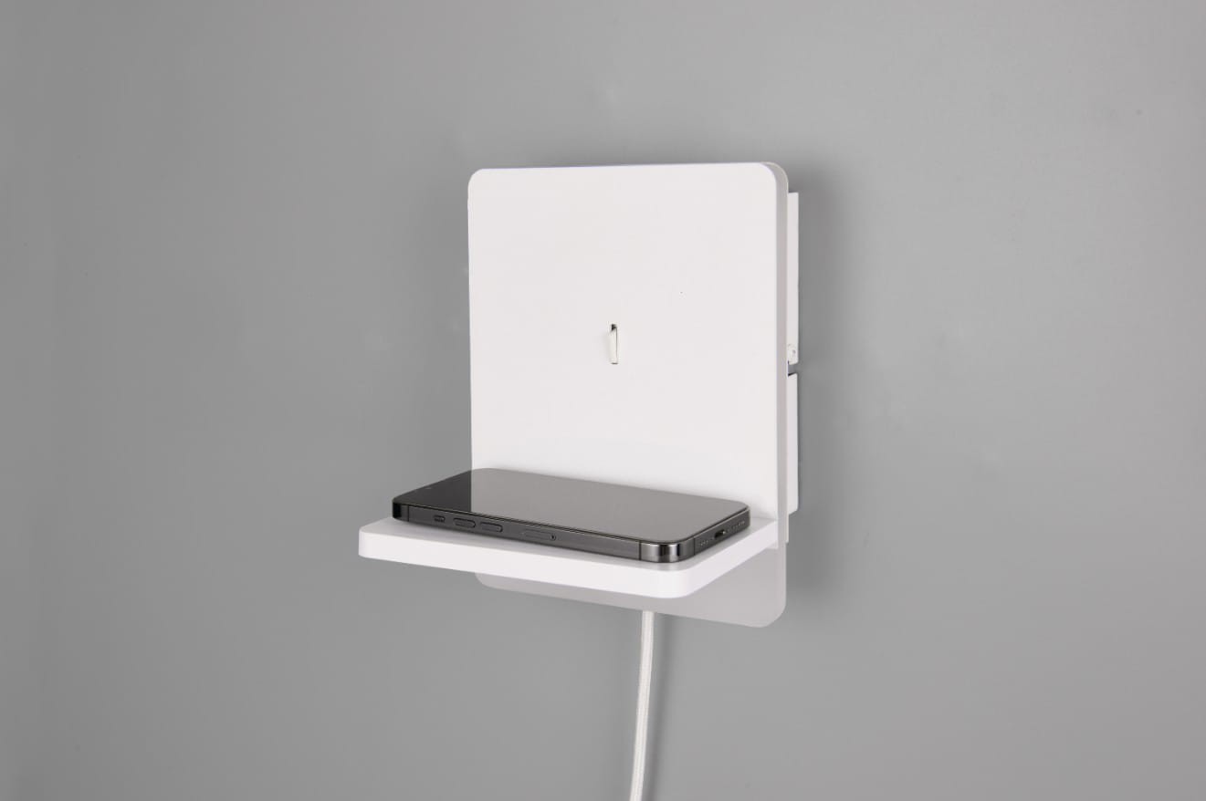 Kinkiet Fairfield w kolorze białym z portem USB-C, wyposażony w 1xLED o mocy 9W. Produkt umieszczony na ścianie, z półką do odkładania telefonu. Prosta forma, z widocznym kablem zasilającym. Tło w odcieniu szarości.