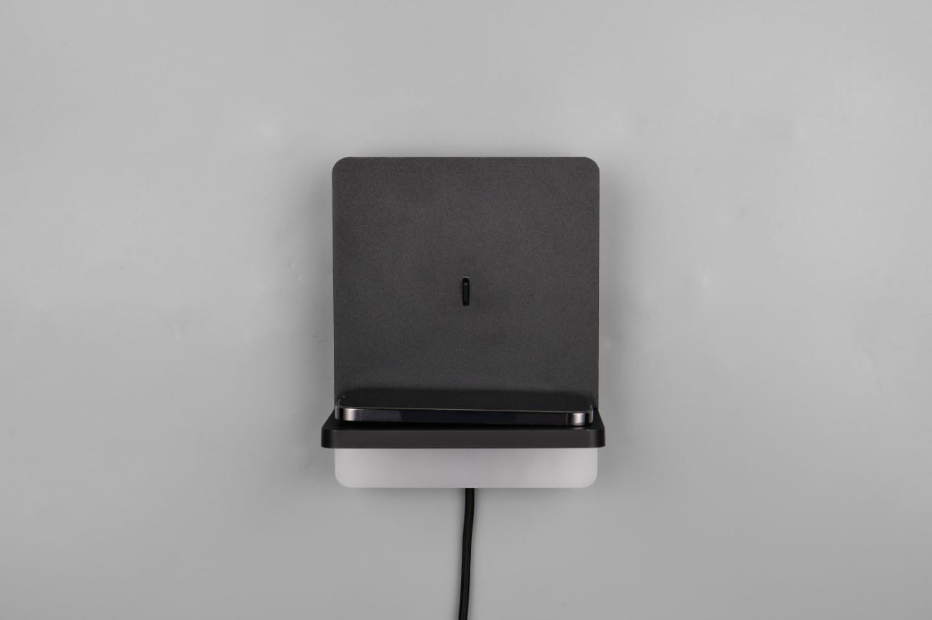 Kinkiet Fairfield w kolorze czarnym z portem USB-C, z jedną diodą LED o mocy 9W. Montowany na ścianie, z prostokątną, matową tylną częścią oraz białą, lekko przezroczystą dolną częścią. Kabel zasilający widoczny w dolnej części.