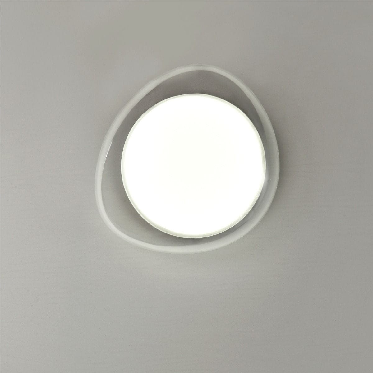 Plafon Aura 1xLED/10W w kolorze białym, okrągły kształt z delikatnym obrzeżem. Ujęcie z góry, zamontowany na gładkiej powierzchni. Jasne światło LED emituje równomiernie, idealny do nowoczesnych wnętrz.