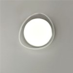 Plafon Aura 1xLED/10W w kolorze białym, okrągły kształt z delikatnym obrzeżem. Ujęcie z góry, zamontowany na gładkiej powierzchni. Jasne światło LED emituje równomiernie, idealny do nowoczesnych wnętrz.