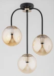 Lampa sufitowa Gamma z trzema kloszami w odcieniu bursztynowym na czarnych metalowych ramionach. Klosze mają okrągły kształt, a lampa zawieszona jest na suficie, tworząc elegancką aranżację.