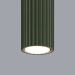 Lampa wisząca Karbon w kolorze oliwkowym z żłobioną powierzchnią. Ujęcie zbliżeniowe na oprawę z jedną żarówką GU10. Tło w odcieniu szaro-beżowym, co podkreśla elegancję lampy.