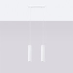 Lampa wisząca Karbon 2, biała, z dwoma cylindrycznymi kloszami o pionowych żłobieniach, zawieszona na cienkich linkach. Posiada miejsce na dwie żarówki GU10. Montowana na płaskim, białym suficie. Tło jasnoszare.