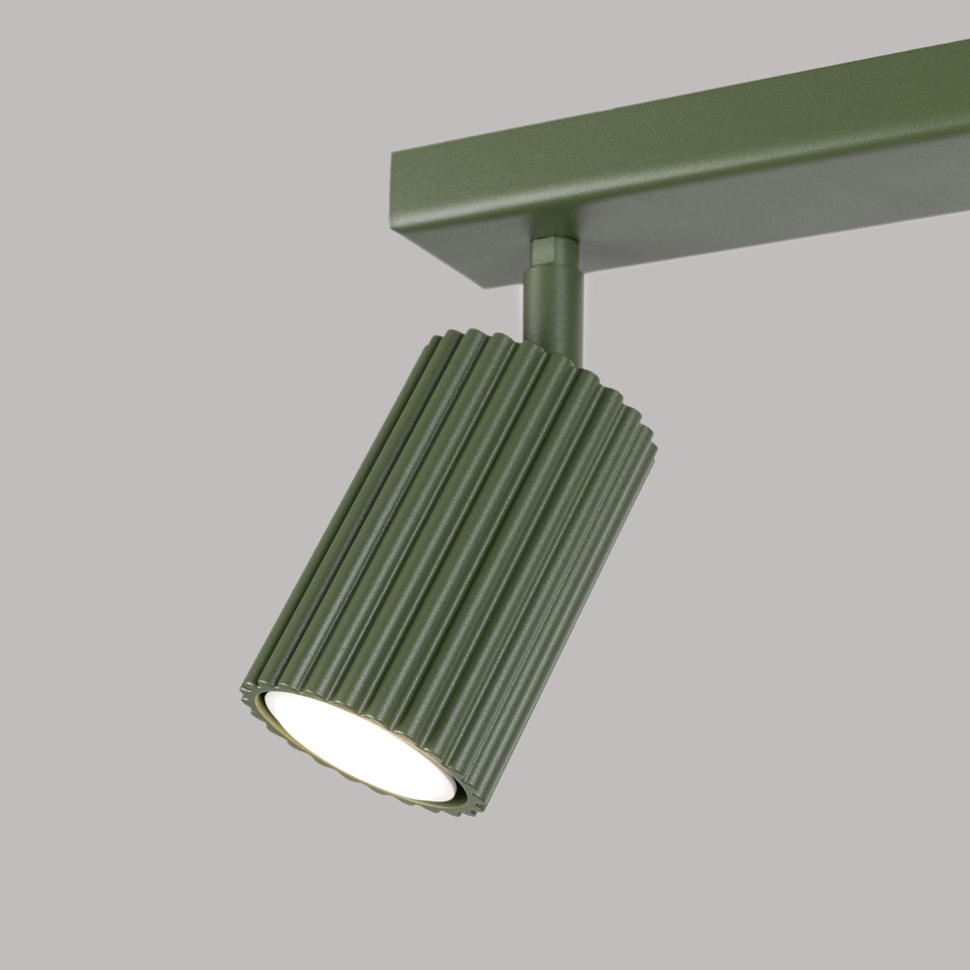 Lampa sufitowa Karbon w kolorze oliwkowym, z metalowym ramieniem i cylindrycznym kloszem z rowkowaną fakturą. Ujęcie z boku, z widocznym źródłem światła GU10. Montaż sufitowy, idealna do nowoczesnych wnętrz.