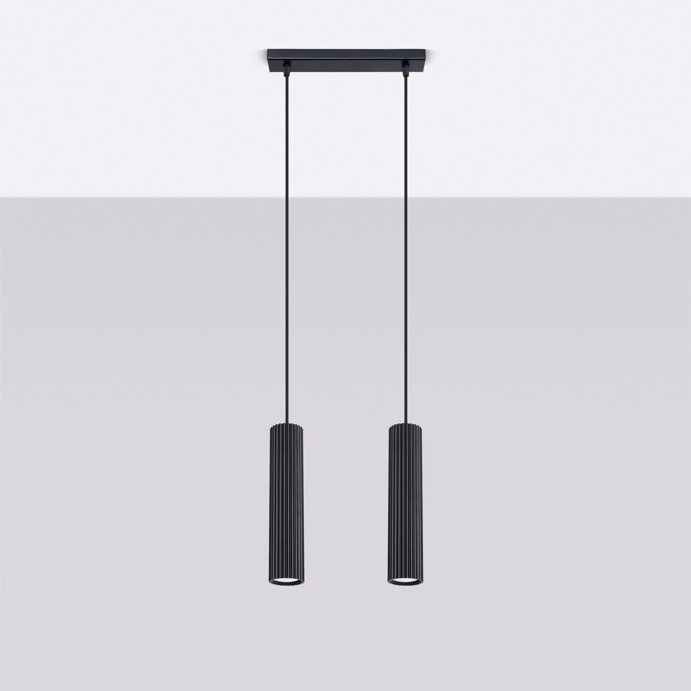 Lampa wisząca Karbon 2 z dwoma cylindrycznymi kloszami w kolorze czarnym, zawieszona na długich linkach. Klosze mają teksturowaną powierzchnię z pionowymi żłobieniami. Montaż sufitowy z prostokątną podstawą.