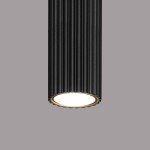 Lampa sufitowa Karbon 10 z oprawą w kolorze czarnym, z żłobioną fakturą. Posiada jedno miejsce na żarówkę GU10, widoczna biała część emitująca światło. Ujęcie z boku, podkreślające kształt i detale wykończenia. Tło w odcieniu szarym.