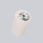 Beżowa lampa sufitowa Karbon 10 l, z miejscem na jedną żarówkę GU10. Posiada cylindryczny kształt, teksturowaną powierzchnię oraz widoczne elementy montażowe wewnątrz, w tym przewody i złącza. Ujęcie z boku, na jednolitym tle.