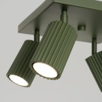 Lampa sufitowa Karbon L w kolorze oliwkowym, z czterema reflektorami GU10. Reflektory mają żebrowaną fakturę i są zamontowane na prostokątnej, matowej podstawie. Ujęcie z dołu, ukazujące detale i kształt lampy.