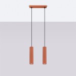Lampa wisząca Karbon 2, w kolorze ochry czerwonej, z dwiema cylindrycznymi oprawami z rowkowaną fakturą, zawieszona na czarnych linkach. Umożliwia montaż żarówek GU10. Montaż sufitowy na prostokątnej podstawie.