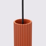 Lampa wisząca Karbon 3 w kolorze ochra czerwona, z cylindrycznym kloszem o fakturze żłobionej, z trzema gniazdami GU10. Widoczne czarne zawieszenie. Produkt zainstalowany w pozycji pionowej, na prostym tle.