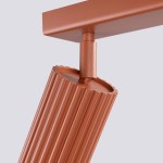 Karbon lampa sufitowa (spot) 3xGU10 w kolorze ochry czerwoną, z cylindrycznym korpusem o żłobionej fakturze. Ujęcie z boku, pokazujące detal mocowania do sufitu. Idealna do nowoczesnych wnętrz.