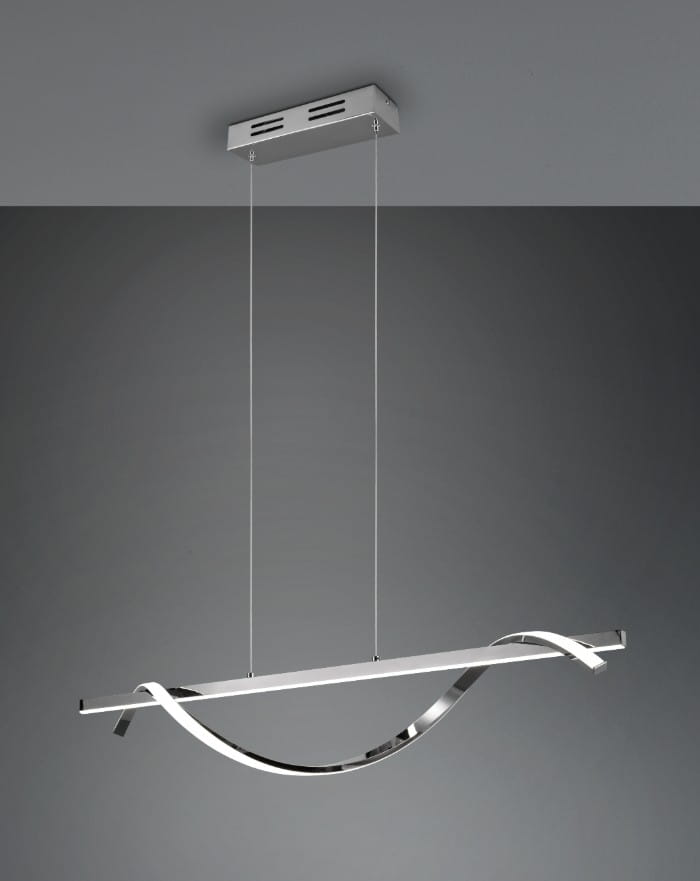 Lampa wisząca Isabel LED, 2-punktowa, w chromowanym wykończeniu. Posiada prostokątną bazę sufitową oraz dwa zwisające kabelki, na których zawieszony jest smukły, falisty element świetlny. Tło w odcieniach szarości.