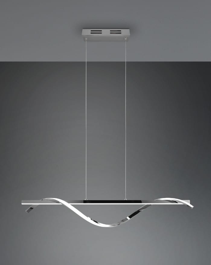 Lampa wisząca Isabel LED 2-punktowa w chromie, z płaską podstawą i falującymi elementami. Zawieszona na cienkich linkach, w nowoczesnym, minimalistycznym stylu. Tło w odcieniach szarości, podkreślające elegancję lampy.