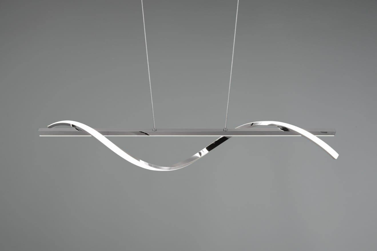 Lampa wisząca Isabel LED, 2-punktowa, chromowana. Posiada prostokątną podstawę z dwoma falistymi elementami. Ujęcie frontalne, zawieszona na cienkich linkach. Tło szare, podkreślające nowoczesny design.