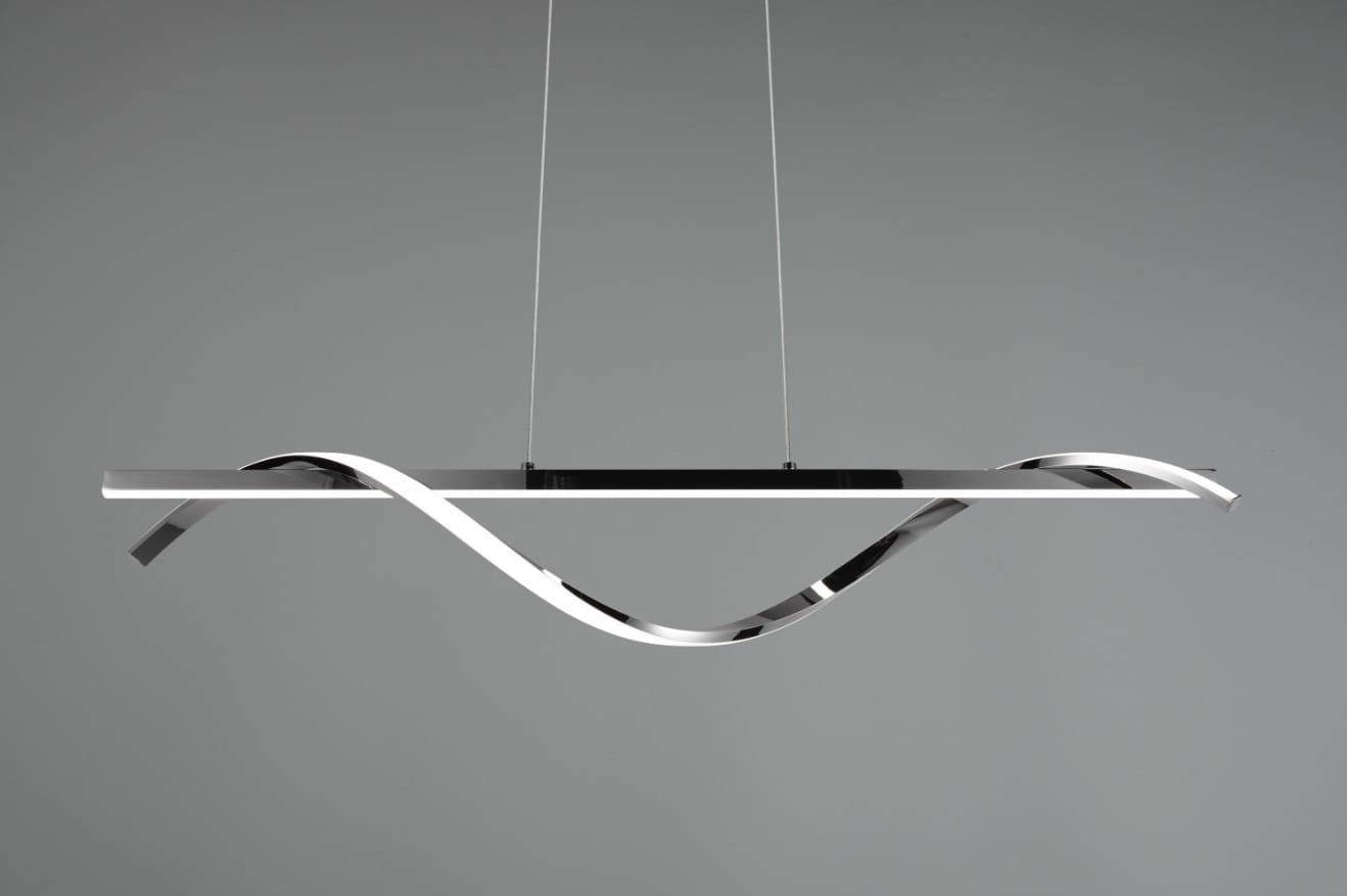 Lampa wisząca Isabel LED w chromie, z dwoma punktami świetlnymi. Posiada prostokątną, lśniącą podstawę oraz dwie faliste, metaliczne wstęgi. Zawieszona na cienkich linkach, idealna do nowoczesnych wnętrz. Tło szare, minimalistyczne.