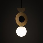 Lampa wisząca Drops Wood B z czarnym detalem i jasnym drewnem, w kształcie okręgu z otworem. Dolna część to mleczna kula. Produkt zawieszony na czarnym kablu, z widocznym połączeniem. Idealna do nowoczesnych wnętrz.
