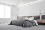 Lampa sufitowa Minerva 4-punktowa w kolorze białym, z okrągłymi kloszami, zamontowana na suficie. Klosze mają złote detale. Produkt o nowoczesnym designie, w otoczeniu sypialni z szaro-białą kolorystyką.