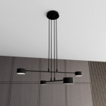 Czarna lampa wisząca Modus z czterema źródłami światła GX53, zawieszona na długich linkach, z minimalistycznym designem. Widok z góry, na tle drewnianej ściany z pionowymi i poziomymi liniami.