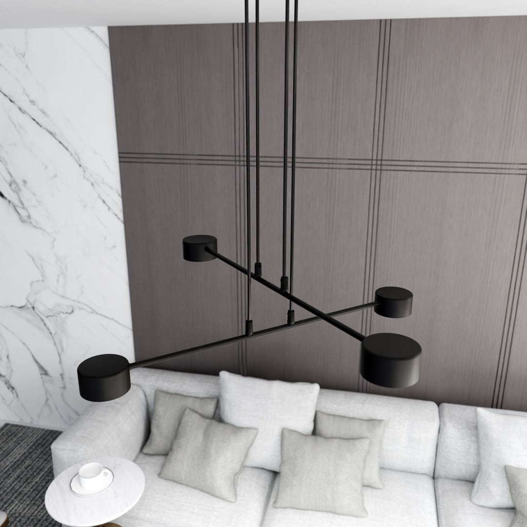 Lampa wisząca Modus 4xGX53 w kolorze czarnym, z czterema okrągłymi kloszami na długich, prostych linkach. Zawieszona nad jasnoszarym, tapicerowanym sofą w nowoczesnym wnętrzu z marmurową i drewnianą ścianą.