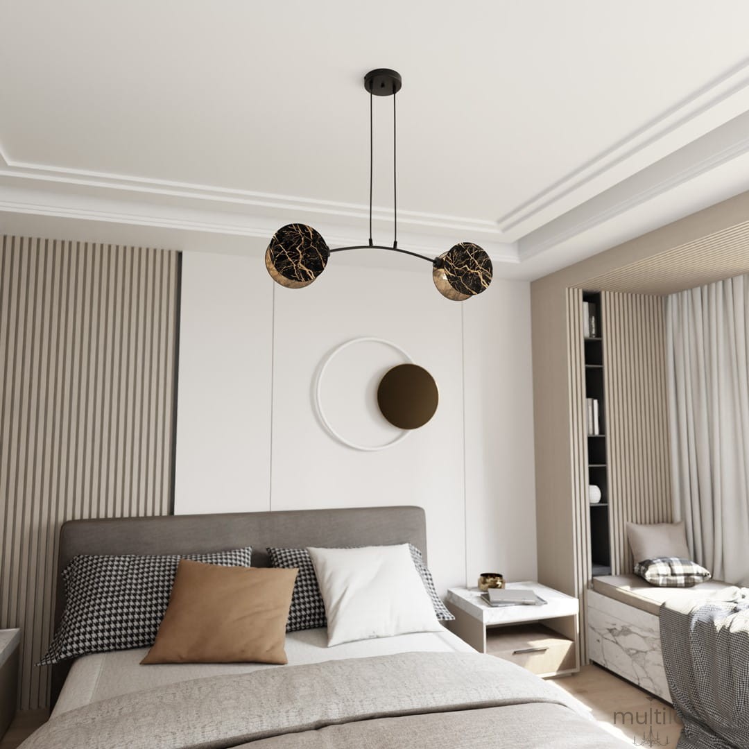Lampa wisząca Motif 2xE14 marbel z dwoma kulistymi kloszami w kolorze czarnym ze złotym wzorem, zawieszona na cienkich linkach. Produkt umieszczony w nowoczesnej sypialni, nad łóżkiem z pościelą w odcieniach szarości i brązu.