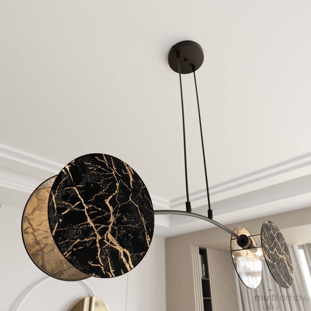 Lampa wisząca Motif 2xE14 w stylu marbel, z trzema okrągłymi kloszami w czarnym kolorze z złotymi żyłkami. Ujęcie z dołu, lampa zawieszona na cienkich linkach, montowana do sufitu, w nowoczesnym wnętrzu.