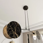 Lampa wisząca Motif 2xE14 w stylu marbel, z trzema okrągłymi kloszami w czarnym kolorze z złotymi żyłkami. Ujęcie z dołu, lampa zawieszona na cienkich linkach, montowana do sufitu, w nowoczesnym wnętrzu.