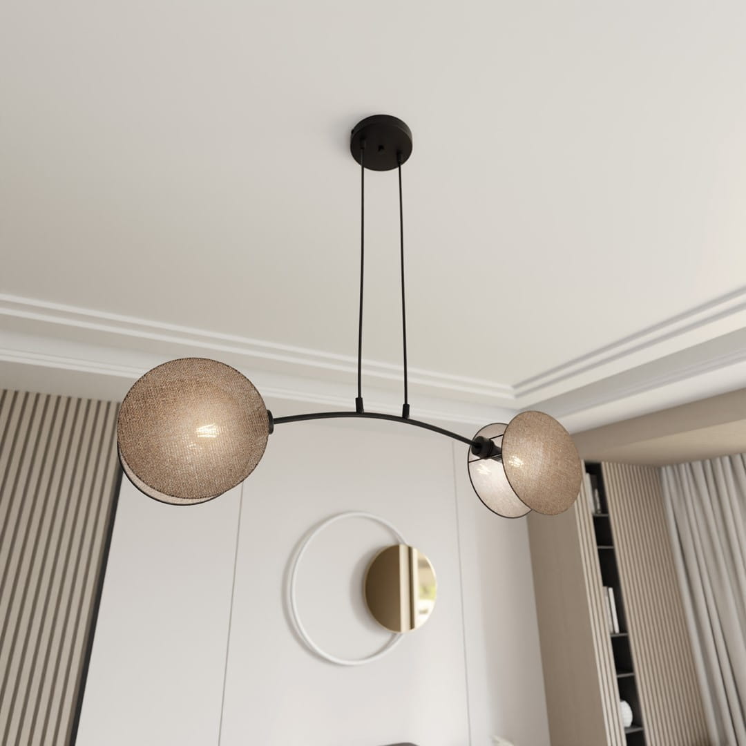 Lampa wisząca Motif 2xE14 w kolorze czarnym i naturalnym, zawieszona na dwóch cienkich linkach. Posiada dwa okrągłe klosze w odcieniu jasnego beżu, wykonane z materiału tekstylnego, umieszczone na eleganckiej, łukowatej podstawie.